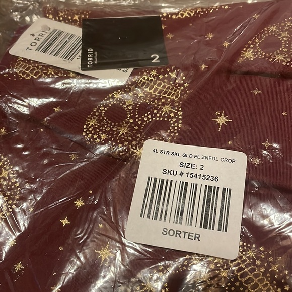 NWT Torrid Leggings Cropped Burgundy with gold Skulls & Stars size 2 - Picture 4 of 7